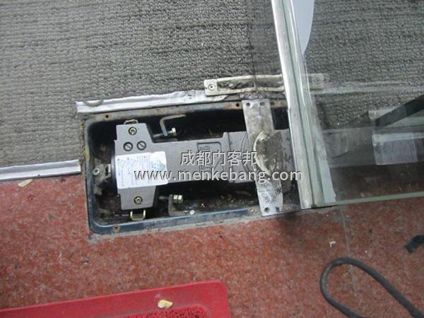 地弹簧玻璃门拆除方法,地弹簧玻璃门怎么拆除
