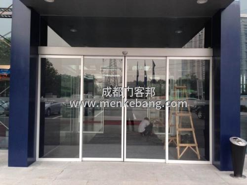 门客邦自动门维修工程师在自动门日常检查及保养