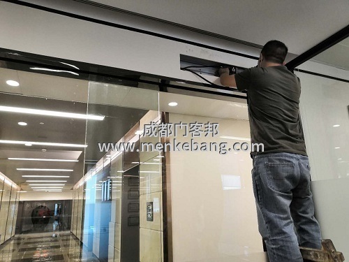 门客邦成都感应自动门维修,上门维修电动门/感应门的电话